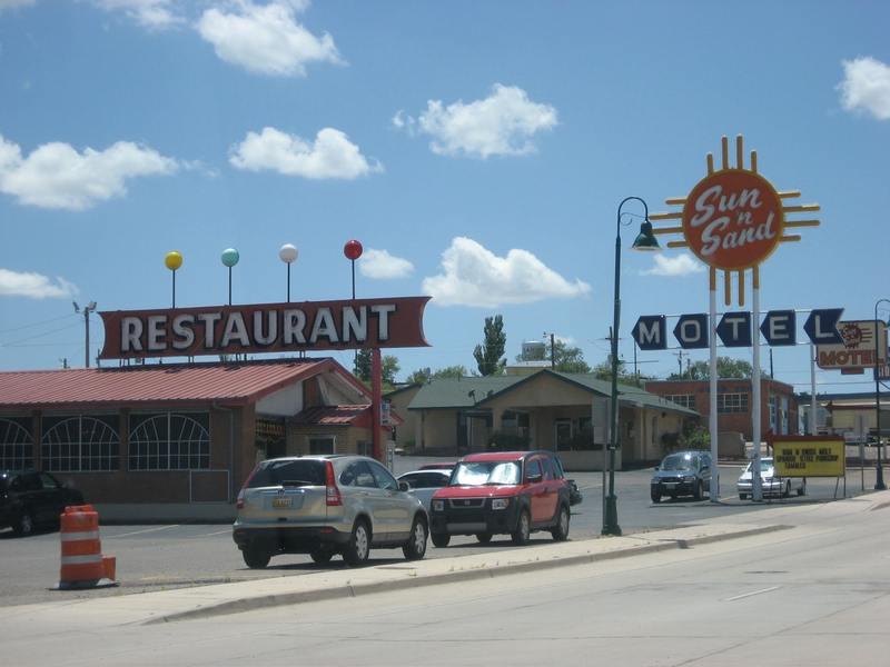 Illustration for article titled The 1950s Space Age style known as Googie lives on forever